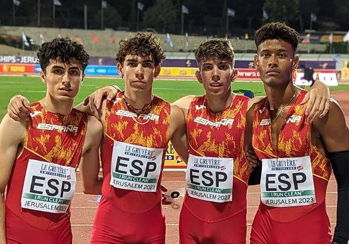 Zurita, tercero por la izquierda, con el equipo español del 4x400 ayer en Jerusalén.