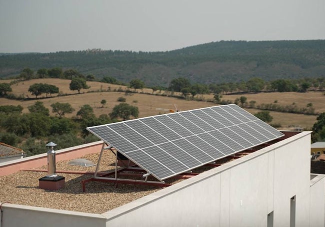 Placas solares en un edificio de Cedillo, primera comunidad solar de España.