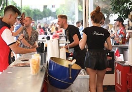 Emeritenses disfrutando de la Feria en las barras exteriores.