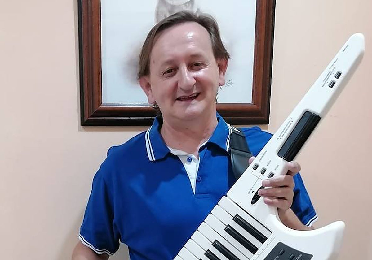 Enrique el Músico, en su casa con su teclado de bandolera.