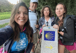 De izquierda a derecha, Lourdes Chico, su padre, su tía y su hermana, junto a un hito del Camino de Santiago portugués por la costa.