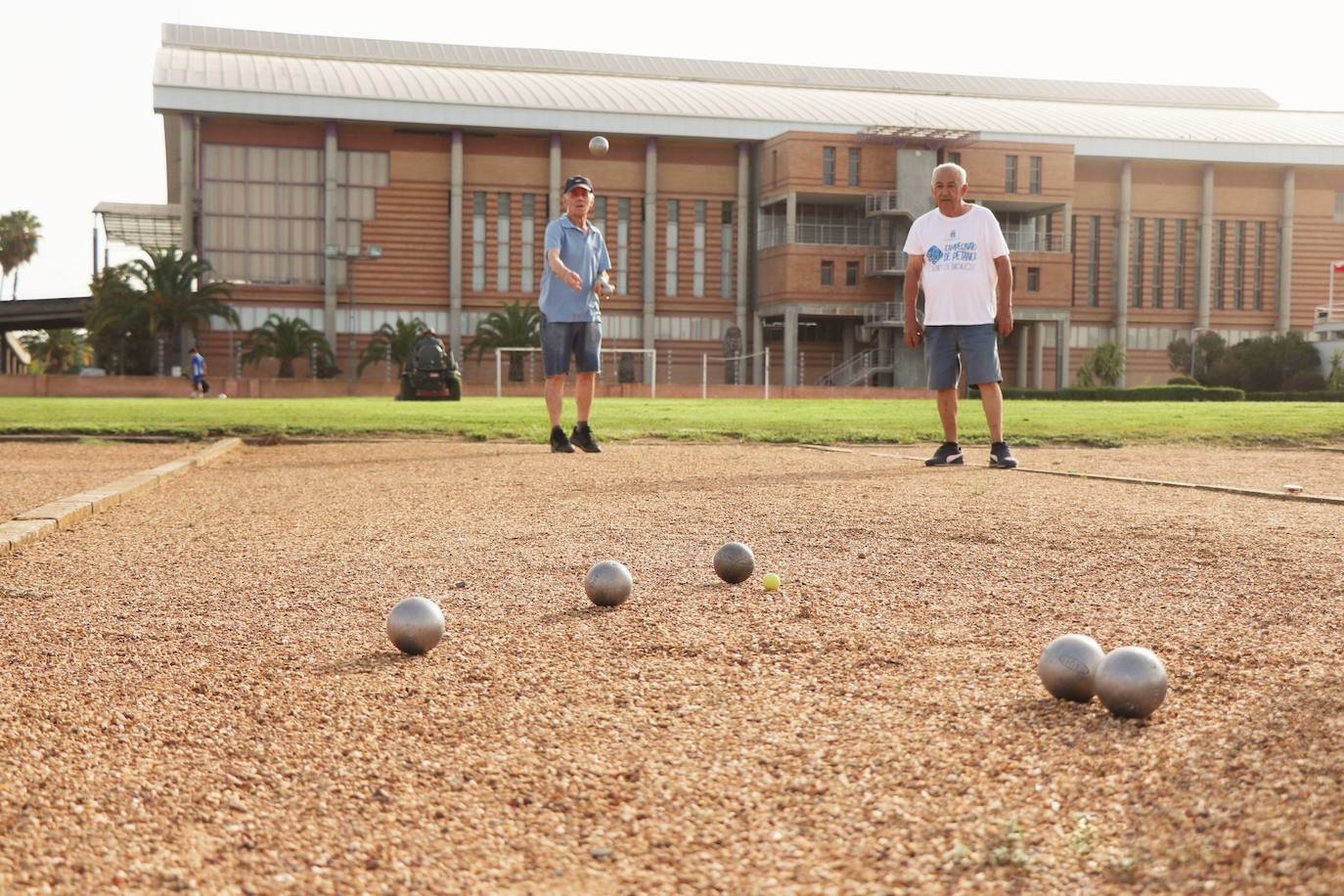 Imagen secundaria 1 - Badajoz se llena de color en el ecuador del verano