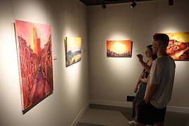 Lienzos de Adrián Rolo donde se aprencian los colores del atardecer.