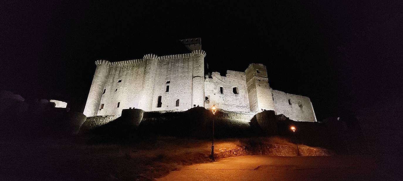 Así luce el Castillo de Belvís de Monroy con su nueva su iluminación artística