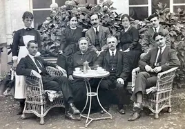 Año 1918. En el centro Santos Floriano con su mujer, a su lado sus hijos Santos (i), García (d) y Pablo (c)