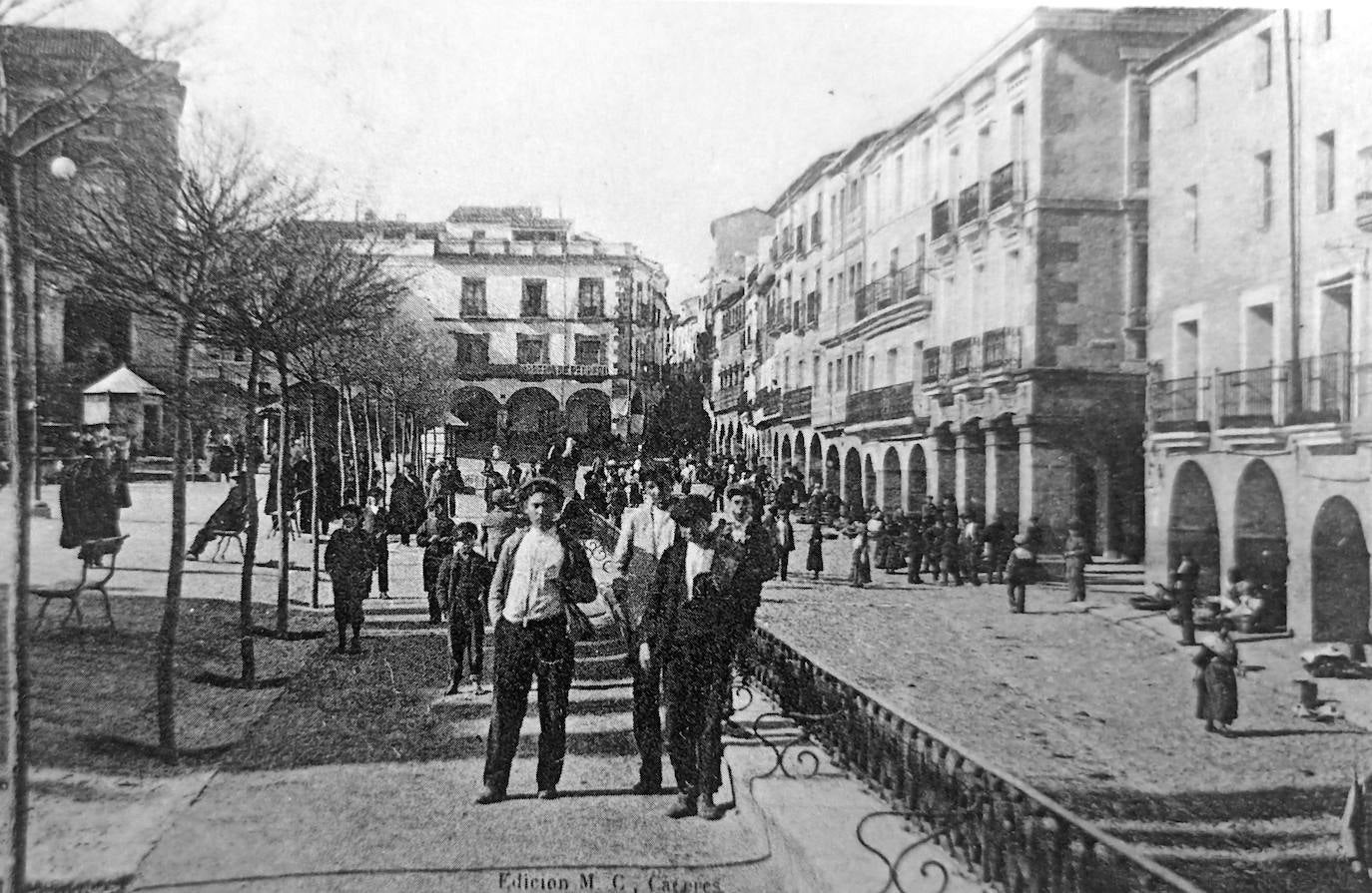 Postal de 1910 de la Plaza Mayor de Cáceres.