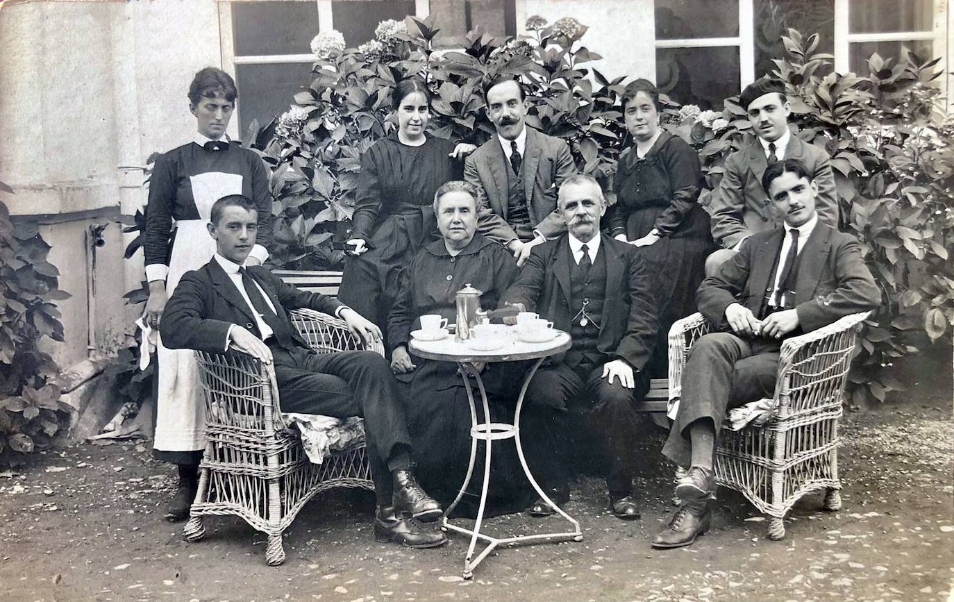 Foto tomada el 27 de agosto de 1918 de la familia Floriano Cumbreño en el balneario de Cestona, en Guipúzcoa. En el centro está Santos Floriano González y su mujer Juana Cumbreño. Están tres de sus cinco hijos. A la izquierda su hijo pequeño Santos y a la derecha García, detrás de ellos su hijo Pablo con dos primas. En los extremos, a la izquierda se encuentra la criada de la familia, y a la derecha el cochero.