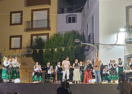 Imagen secundaria 1 - Ritmo y color durante el Festival Folclórico de los Pueblos del Mundo