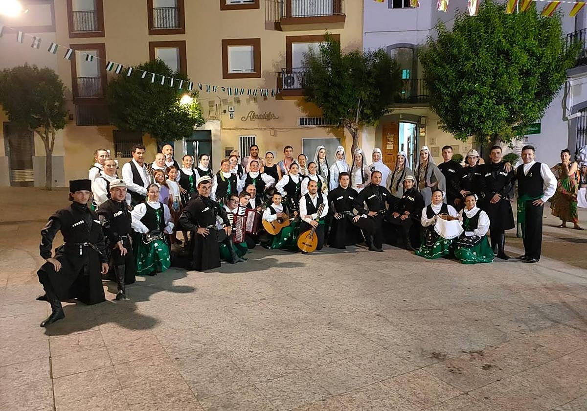 Los dos grupos participantes en Calamonte.