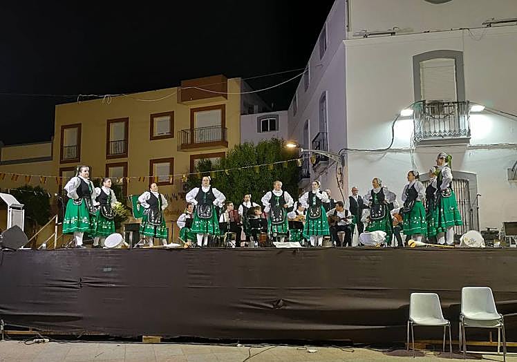 Imagen principal - Ritmo y color durante el Festival Folclórico de los Pueblos del Mundo