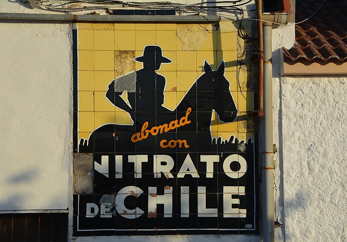 Panel de Nitrato de Chile situado en la Barriada de la Estación.