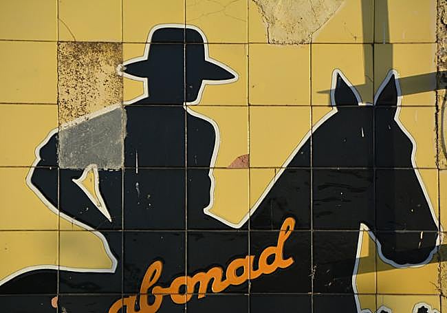 Detalle del campesino a caballo en el azulejo.