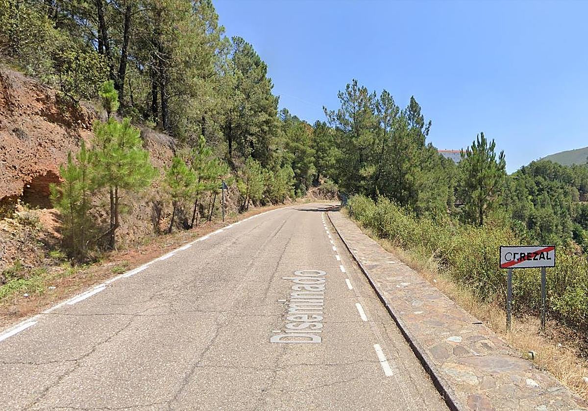 Carretera que une Nuñomoral y Cerezal.