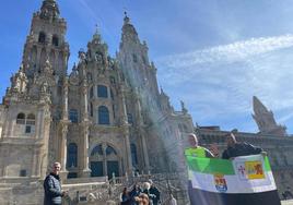 Alejandro Ortiz (izquierda) y su amigo Fran, con la bandera de Extremadura en la plaza del Obradoiro. Hoy