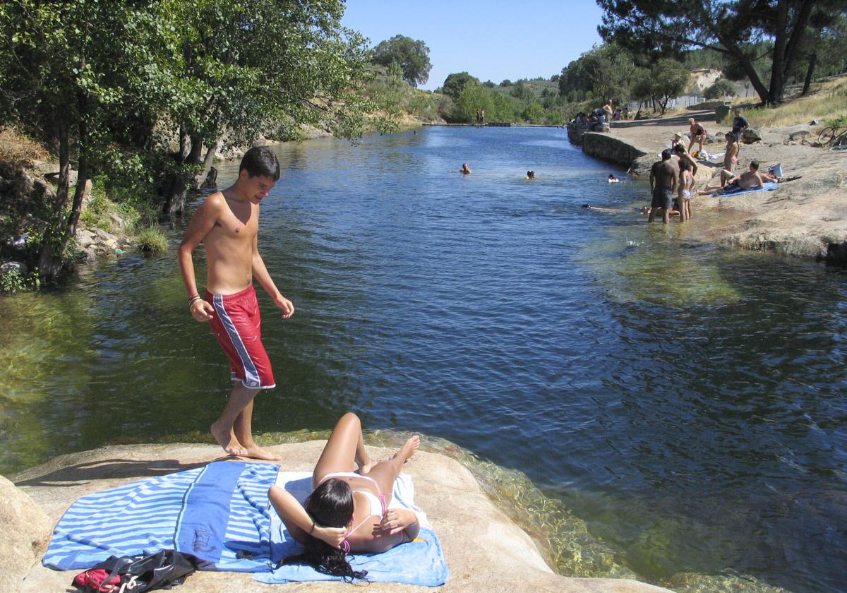 Turistas en una piscina natural de la Sierra de Gata.