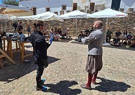 Pedro Velasco (a la derecha), junto a otro miembro de 'Ante Bellum', antes de la exhibición de esgrima.