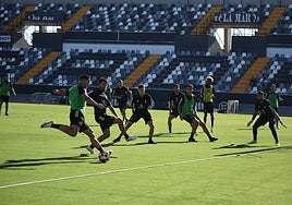 La plantilla del Badajoz durante un entrenamiento de esta pretemporada.