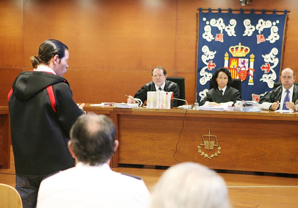 J.D T.M. en 2007, ante los magistrados de la Audiencia Provincial que le condenaron a 15 años por violar y dar una paliza a una joven.