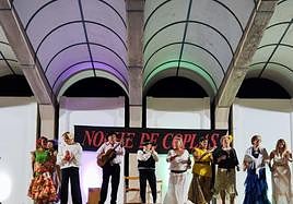 Actuación final de todos los participantes en la XXVI 'Noche de Coplas' de Alconchel.