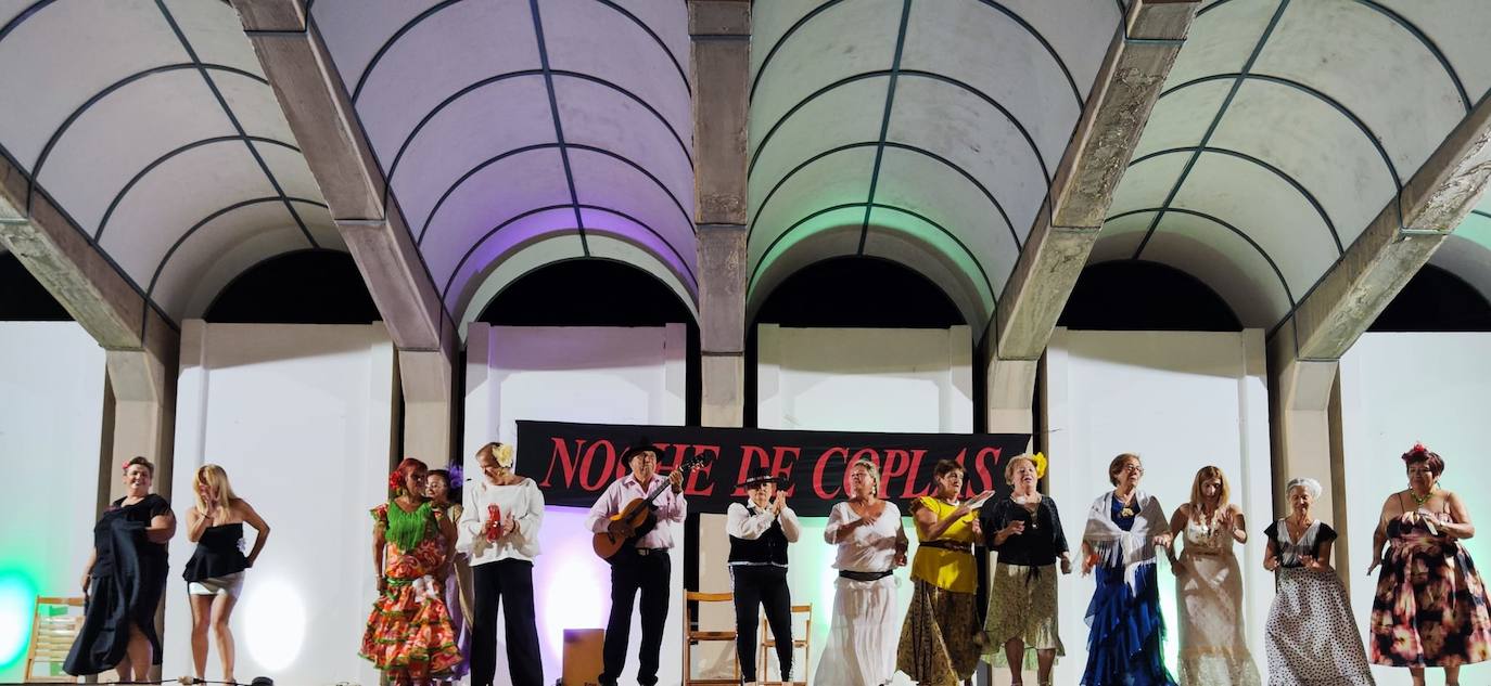 Actuación final de todos los participantes en la XXVI 'Noche de Coplas' de Alconchel.