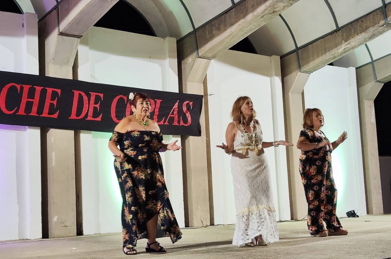 Imagen secundaria 1 - Arriba, una de las actuaciones más esperadas, protagonizada por Agustina Ortiz y su grupo de niñas. Abajo,trío de mujeres de Olivenza; y cena de confraternización al finalizar el espectáculo.