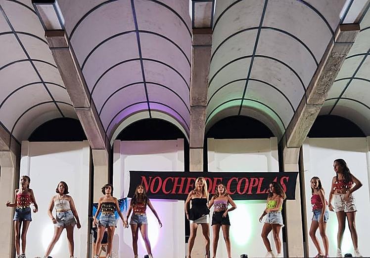 Imagen principal - Arriba, una de las actuaciones más esperadas, protagonizada por Agustina Ortiz y su grupo de niñas. Abajo,trío de mujeres de Olivenza; y cena de confraternización al finalizar el espectáculo.