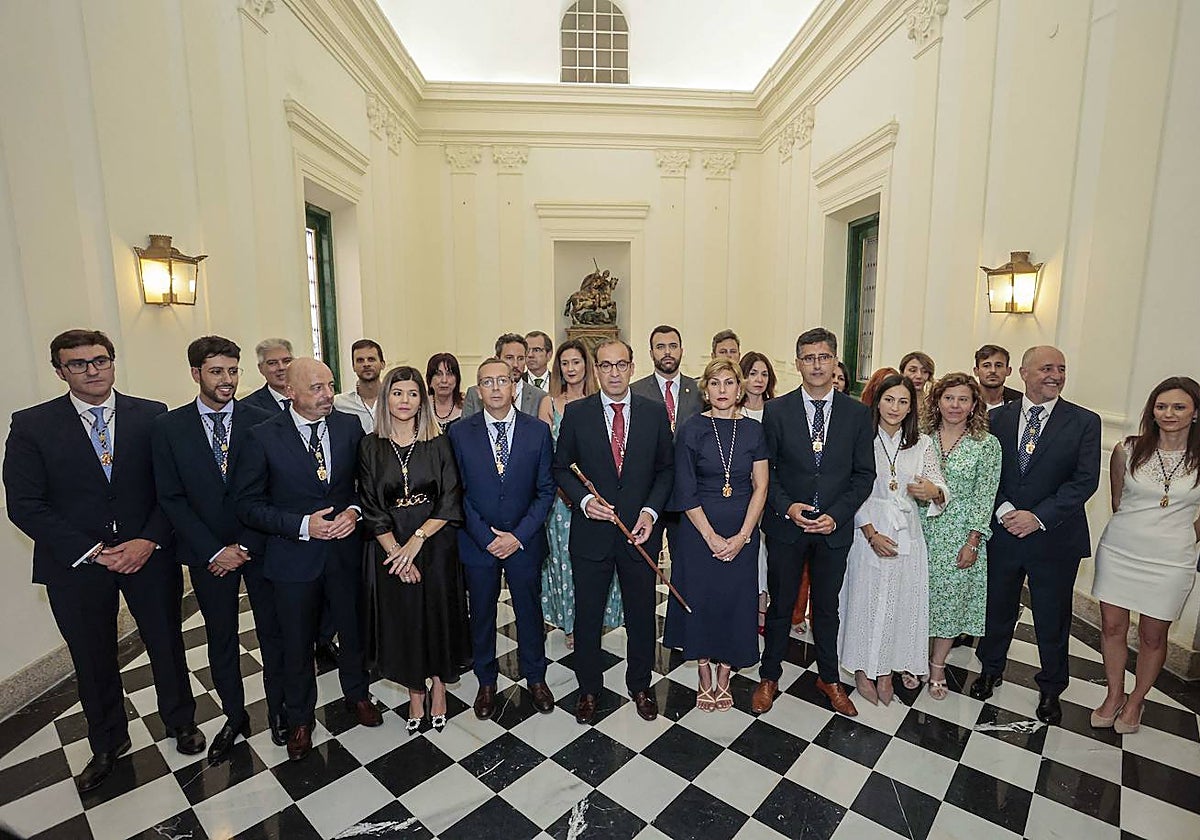 Foto de familia de los concejales cacereños, con el alcalde Mateos en el centro, en junio, tras la toma de posesión en el Ayuntamiento.