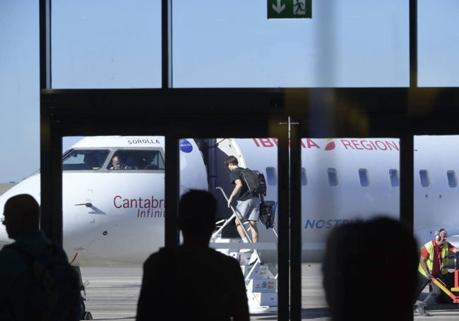 Un viajero se sube al avión con destino a Canarias el pasado día 10 de julio desde Badajoz.