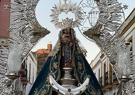 Imagen de la Virgen de la Luz de Alconchel, durante su procesión en 2022.