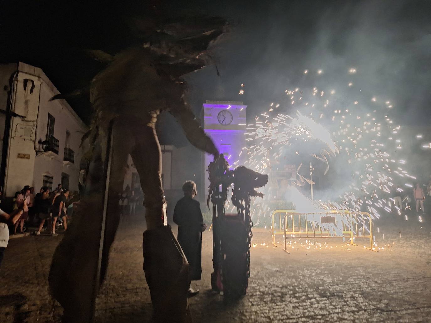Imagen principal - Arriba, otro momento de la ruta, a cargo de Samarkanda Teatro. Abajo, representación de la batalla a cargo de 'Ante Bellum' y representación de la boda con Tupá Percusión Teatral.