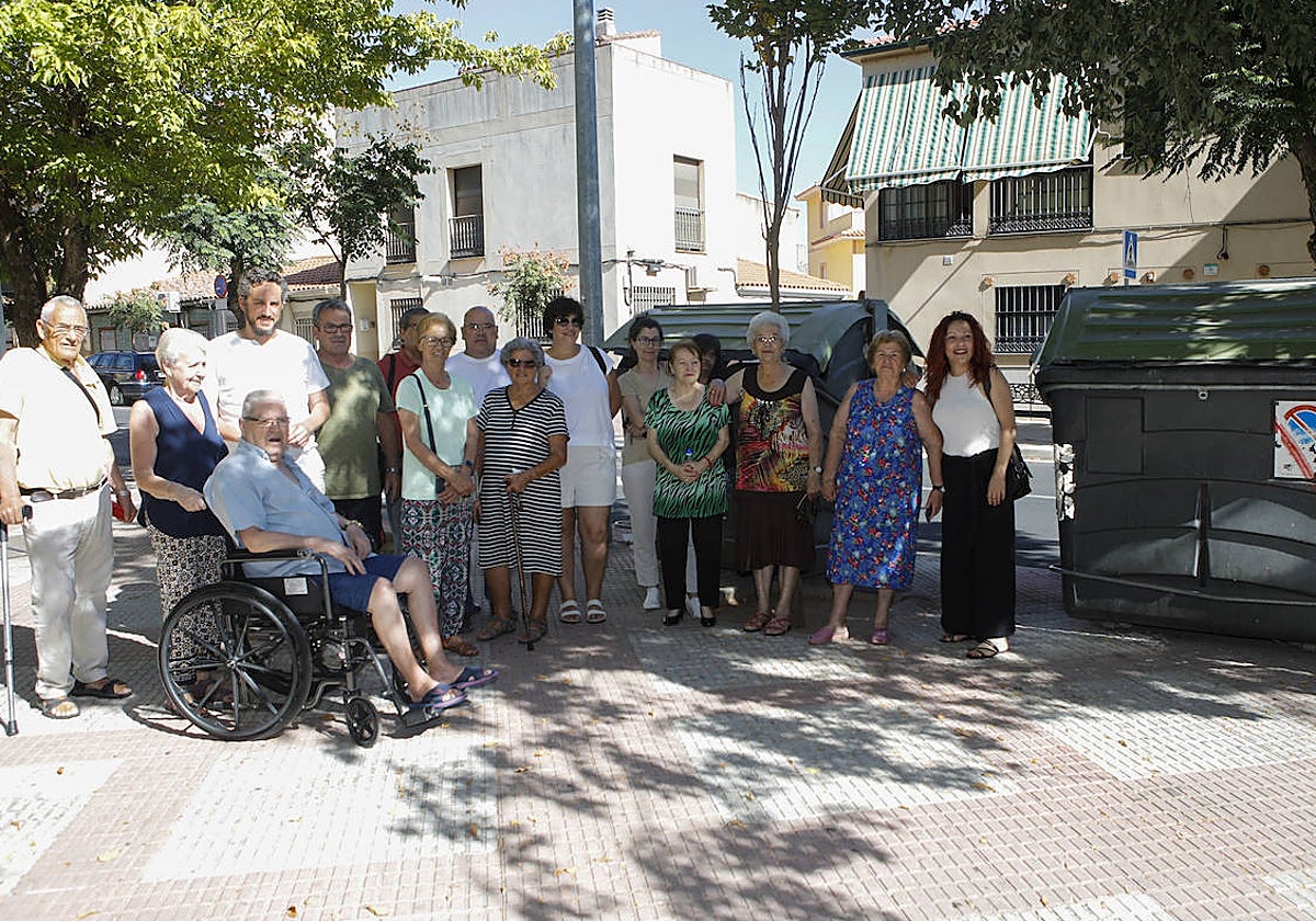 Vecinos de Llopis con el presidente del barrio, José Antonio Ayuso al fondo, junto a los contenedores de la polémica.