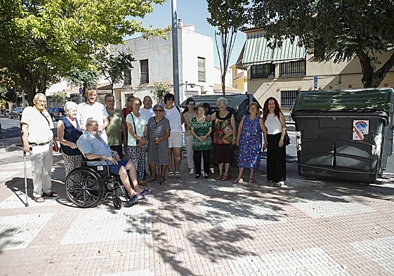 Vecinos de Llopis con el presidente del barrio, José Antonio Ayuso al fondo, junto a los contenedores de la polémica.