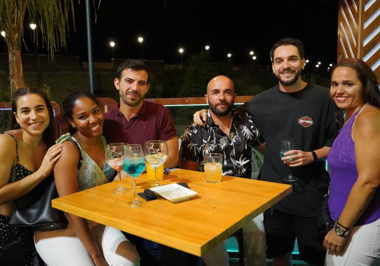 Cristina Tena y Javier Gil en la terraza Martinica junto a unos amigos