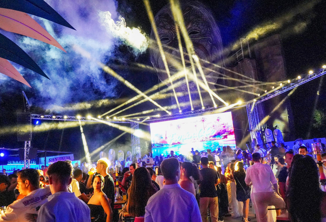 La discoteca de moda en la ciudad, la única de verano que hay en Badajoz.