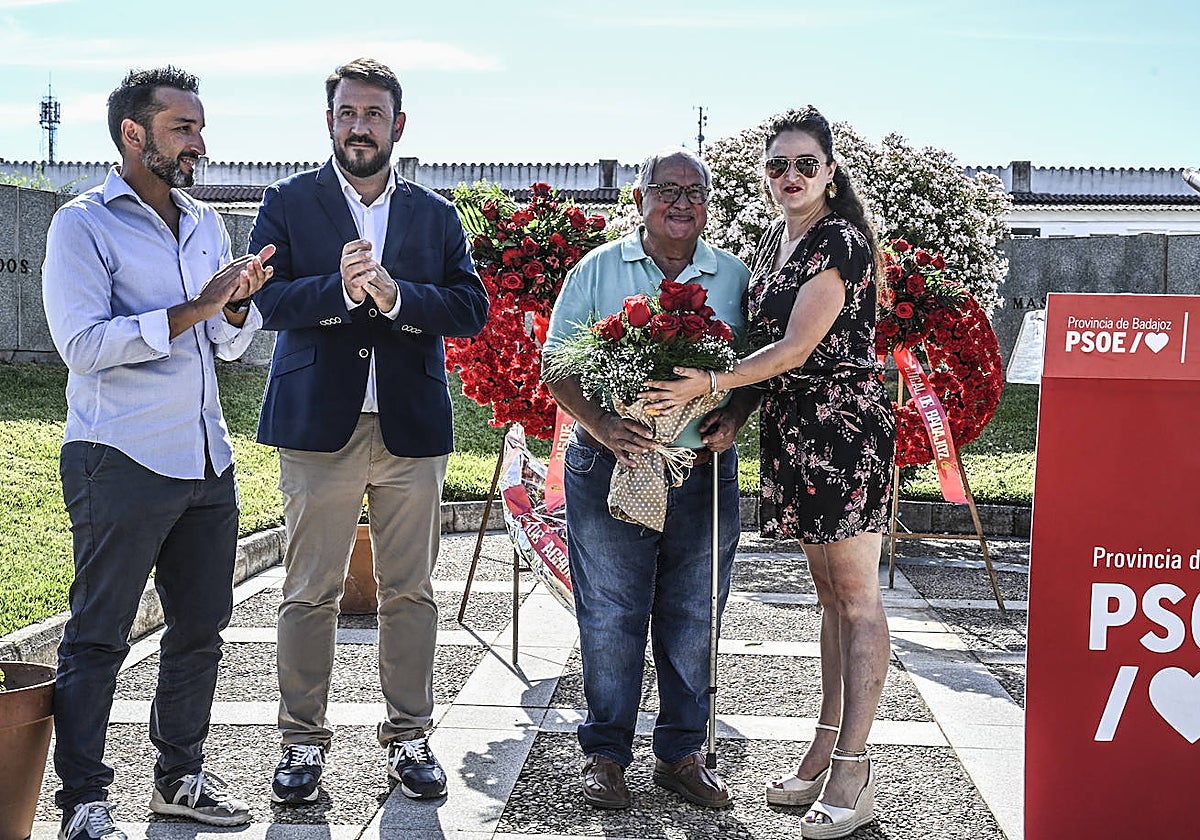 La concejala socialista Nuria Cabanillas entrega un ramo a la familia de Salvador del Amo, que cuyos restos descansan en el cementerio de Badajoz tras ser identificado en Orduña  ante Ricardo Cabezas y Rafael Lemus.