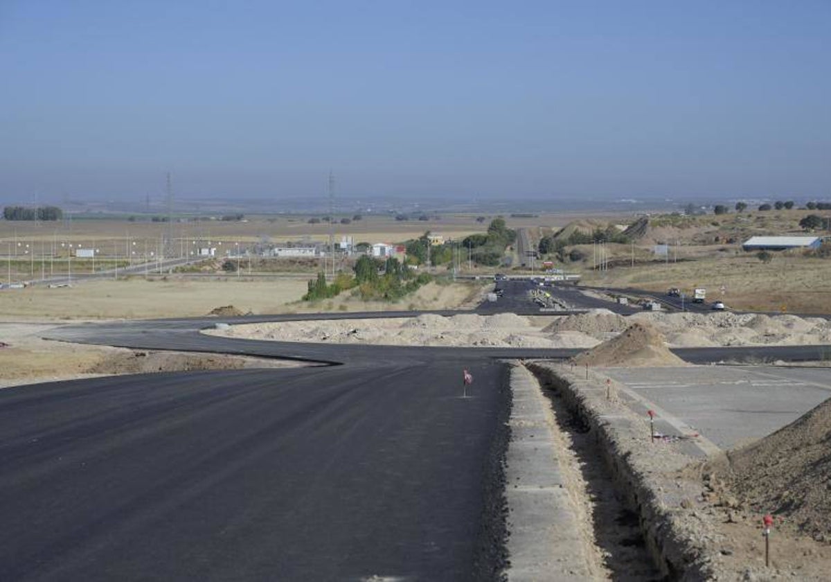 Nueva rotonda en la carretera de Campomayor. Al fondo, a la izquierda, queda el acceso a la Plataforma Logística.