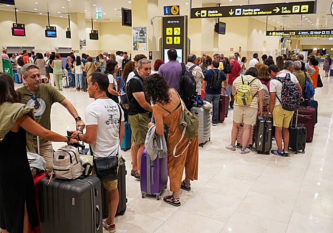 Colas en el Aeropuerto de Badajoz para facturar las maletas.