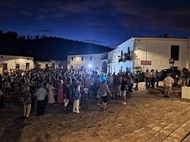 Participantes en la velada gastronómica y musical de anoche en el llano de la iglesia.
