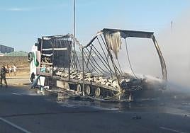 El camión que ha ardido es de la empresa Noriega y cargaba mangueras de plástico