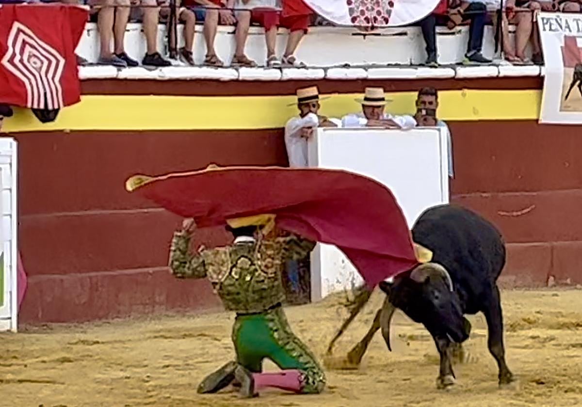 Bruno Gimeno durante la lidia de uno de los novillos.