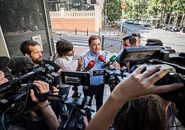 Guillermo Fernández Vara este miércoles en la calle Ferraz, en Madrid, donde la ejecutiva federal le propuso como vicepresidente del Senado.