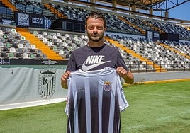 Samu Manchón durante su presentación como blanquinegro.