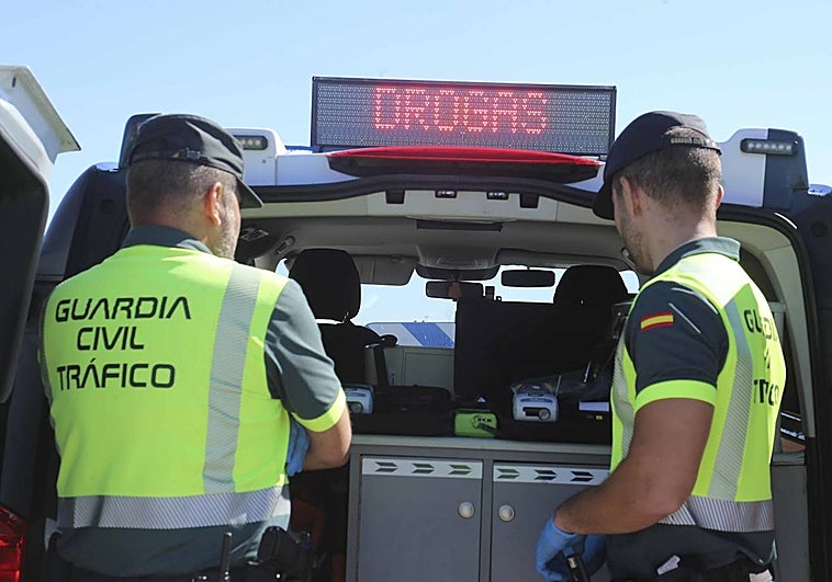 Dos agentes esperan en Mérida al resultado de dos muestras de drogas en el control realizado en la N-V.