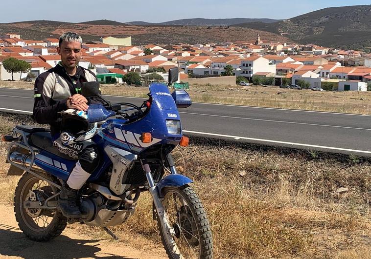 Enrike Benítez ha recorrido 1.155 kilómetros de Azkoitia a Valle de la Serena sobre una Yamaha de 1991.