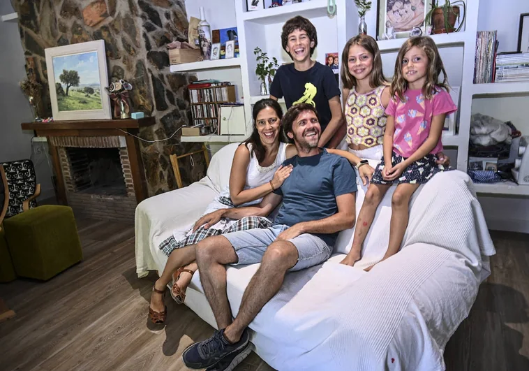 Noemí y Emiliano, junto a sus tres hijos en su domicilio de Badajoz.