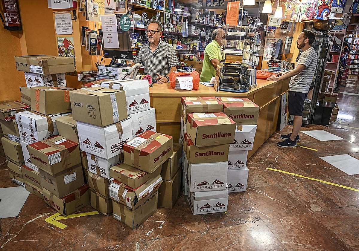 Pedidos de libros de texto preparados en la Librería Colón, en Badajoz.