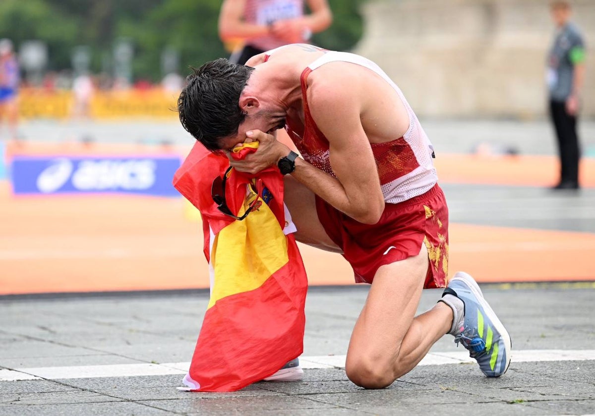 La emoción de Álvaro Martín al entrar en meta en Budapest.