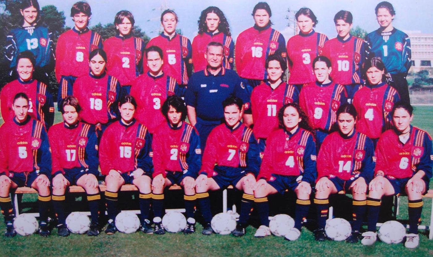Lourdes Díaz, la primera por la derecha, con el dorsal número 6, en una foto de familia de la selección española.