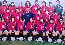 Lourdes Díaz, la primera por la derecha, con el dorsal número 6, en una foto de familia de la selección española.