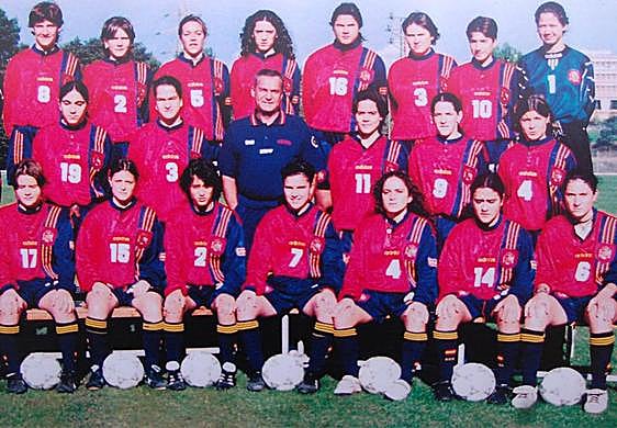 Lourdes Díaz, la primera por la derecha, con el dorsal número 6, en una foto de familia de la selección española.